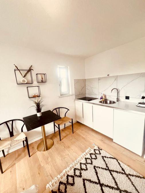 Ferienwohnung An Der Uniklinik Mit Eigener Kueche Und Renoviertem Badezimmer Hombourg Extérieur photo