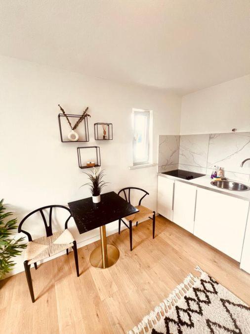 Ferienwohnung An Der Uniklinik Mit Eigener Kueche Und Renoviertem Badezimmer Hombourg Extérieur photo